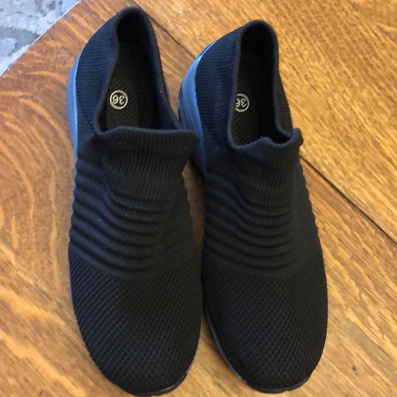 NWOT NO NAME BRAND. VERY NICE SLIP ON - Picture 3 of 3